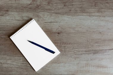 Kırsal ahşap masa üzerinde not defteri ve kalemle yaratıcı sabah düzeni