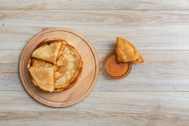 Tahta tabakta altın krep ve taze yaban mersini. Ev yapımı tatlı yemek konsepti, kahvaltı, brunch veya tatlı için mükemmel. Kırsal yemek fotoğrafçılığı.