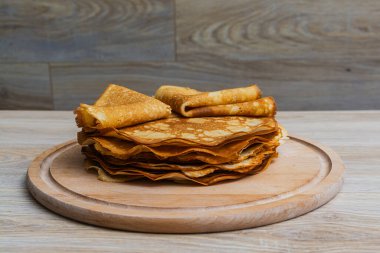 Tahta tabakta altın krep ve taze yaban mersini. Ev yapımı tatlı yemek konsepti, kahvaltı, brunch veya tatlı için mükemmel. Kırsal yemek fotoğrafçılığı.