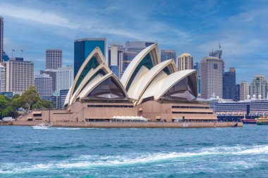 Simgesel Sydney Opera Evi 'nin panoramik manzarası. Arka planda CBD silueti, gökyüzü, körfezden gelen turkuaz sular. Sydneys Central Business District 'in modern silueti. Avustralya 'nın en tanınan şehri. Dünya Mirası Alanı. NSW 'de. Sanat.