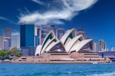 Simgesel Sydney Opera Evi 'nin panoramik manzarası. Arka planda CBD silueti, gökyüzü, körfezden gelen turkuaz sular. Sydneys Central Business District 'in modern silueti. Avustralya 'nın en tanınan şehri. Dünya Mirası Alanı. NSW 'de. Sanat.