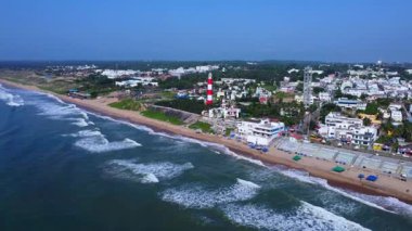 Deniz sahili havası manzaralı bir ışık kulesi..