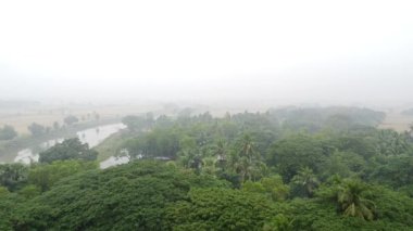 Köy bölgesinde hava kalitesi düşük. Hava kirliliği kavramı.