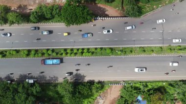 Ağaçları ve ekili tarlaları olan bir şehrin ortasındaki otoban manzarası. Kuş bakışı..