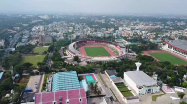 Hint futbol stadyumunun ortasında bir Hint şehri..