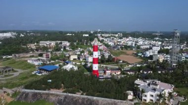 Kumsala yakın bir ışık kulesi..