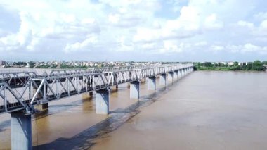 Hindistan demiryolu köprüsünün havadan görünüşü.