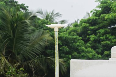 Çatıda su damlası olan beyaz su tankı borusu.