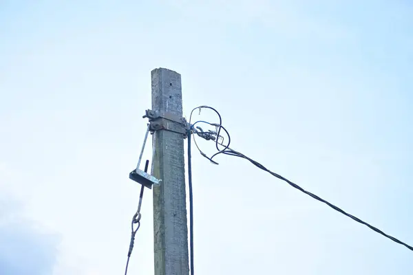 Mavi gökyüzü ile elektrik direği