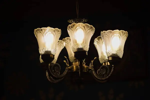 Avize ve avize koyu arkaplanda asılı.