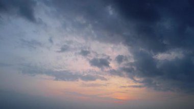 Güzel bulutlu sabah manzarası