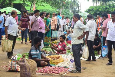 İnsanlar Hindistan 'daki marketten taze sebze alıyor.,