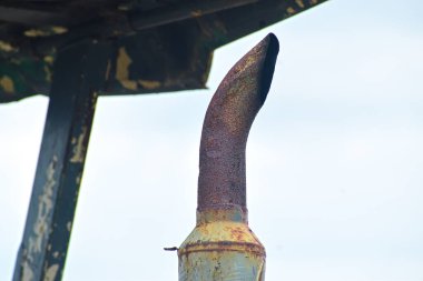 Mavi gökyüzünün arka planında paslı demir