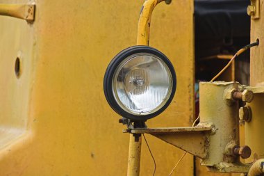 Sarı ve beyaz çizgili eski paslı kamyon ışığı.