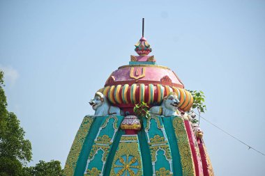 Hindu Hindu tapınağı. Bulutlu mavi gökyüzü.