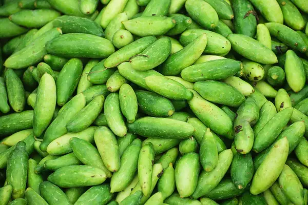 Piyasada taze kırmızı kabak