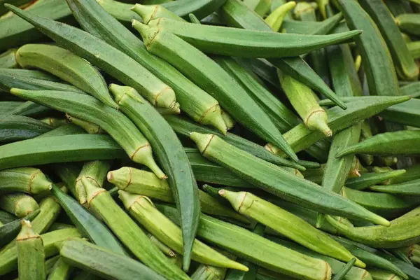 Piyasada yeşil okra