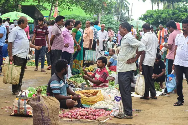 İnsanlar Hindistan 'daki marketten taze sebze alıyor.,