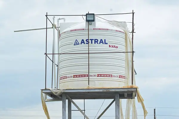 Çatıda eski paslı su pompası