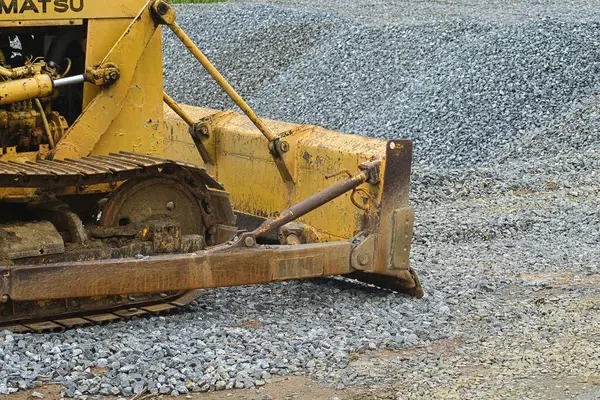 Sarı ve turuncu renkli yol yapım makinesi