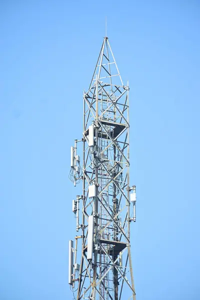 Telekomünikasyon kule mavi gökyüzü