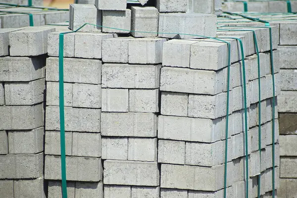 İnşaat alanında yeni tuğla yığını