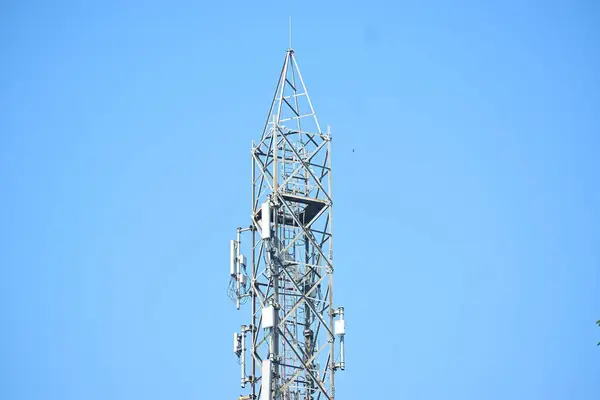 Mavi gökyüzü arka planına karşı cep telefonu kulesi