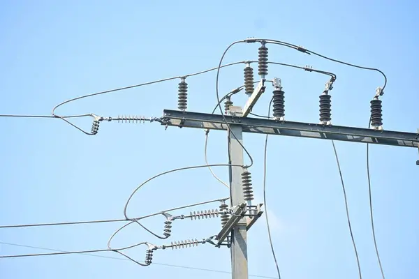 Elektrik hatları ve izolatörler stok fotoğrafını kapatın.