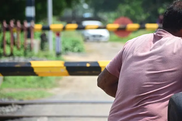 Delhi, Hindistan 'da treni olan Hintli bir adam..