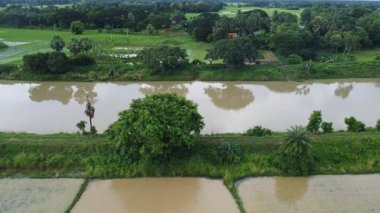 Kırsal Hindistan 'da Doğal Çevreleri Olan Güzel Nehir Manzarası