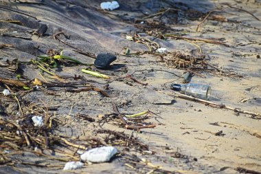 Nehirde çöp var.