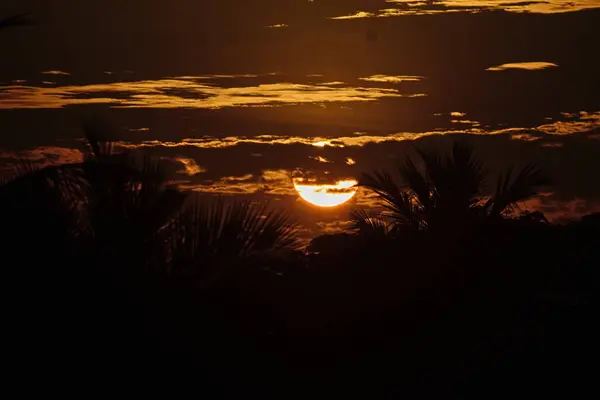 Denizin üzerinde güzel bir gün doğumu