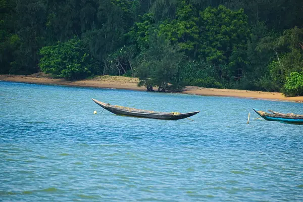  Adada ahşap bir tekne. Ahşap tekne arkaplan resmi.