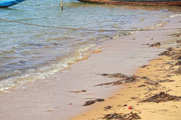 Kumlu ve tekneli deniz kıyısı