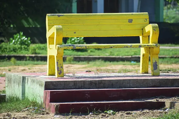 Sahilde sarı ve yeşil banklar