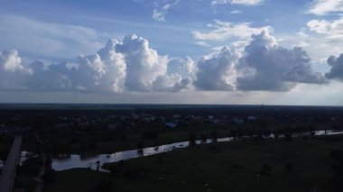 Akşam vakti küçük şehrin manzarası..