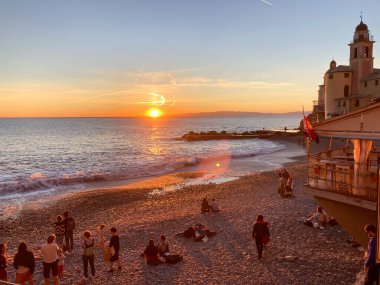 Camogli, Ligurian Riviera 'da, Cenova ve Portofino şehirleri yakınlarında bir balıkçı köyü ve marinadır..