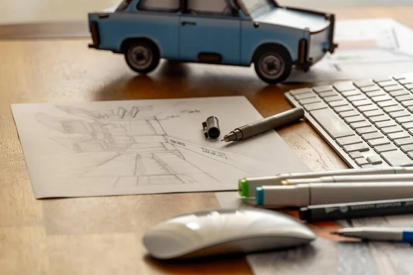 Bilgisayar, çizimler, baskılar ve çizim araçlarıyla dizayn masası