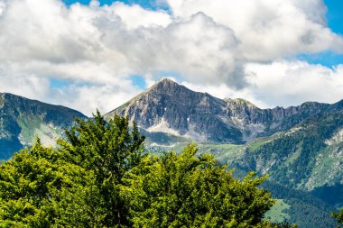 Cuneo, Piedmont, Batı Alpleri 'ndeki Denizcilik Alpleri' nde güneşli bir gün.