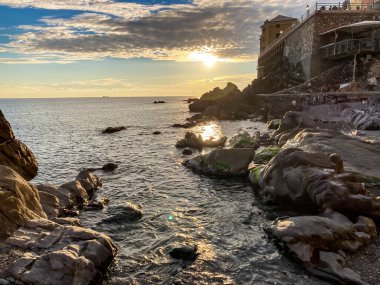 Cenova Boccadasse 'de günbatımı. Ligurian Rivierası. İtalya. Boccadasse, Ceneviz 'de küçük bir balıkçı köyüdür.