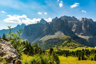 Gardena Geçidi 'nden Sella Grubu' nun görüntüsü. Gardena Geçidi, Gardena Vadisi 'ni Badia Vadisi' nden ayırır. Dolomitler, Güney Tyrol, İtalya