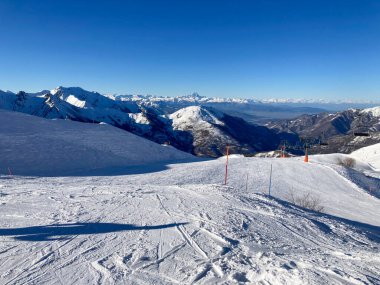 Piedmont 'ta kış, Cuneo Denizcilik Alpleri' ndeki Limone Piemonte 'de kayak pistlerinde güzel güneşli bir gün..