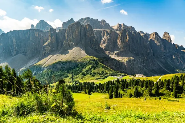 Gardena Geçidi 'nden Sella Grubu' nun görüntüsü. Gardena Geçidi, Gardena Vadisi 'ni Badia Vadisi' nden ayırır. Dolomitler, Güney Tyrol, İtalya