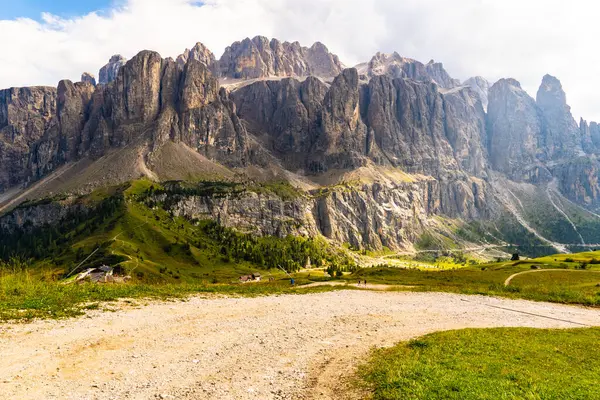 Gardena Geçidi 'nden Sella Grubu' nun görüntüsü. Gardena Geçidi, Gardena Vadisi 'ni Badia Vadisi' nden ayırır. Dolomitler, Güney Tyrol, İtalya