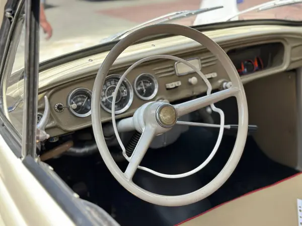 Klasik direksiyon ve gösterge paneli göstergeleriyle klasik araba içi.