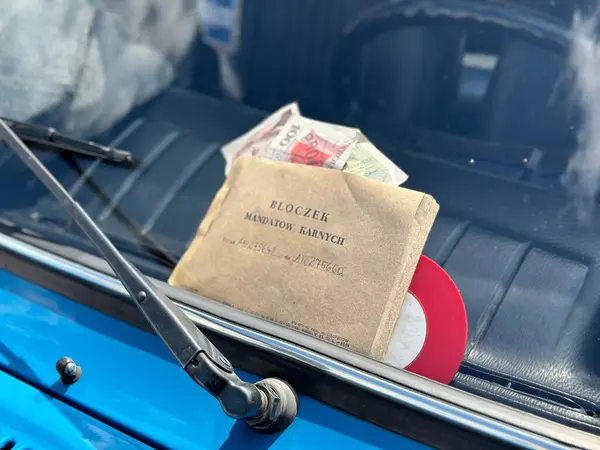 Park cezası, nakit para ve kırmızı plak plaklı klasik bir gösterge paneli..