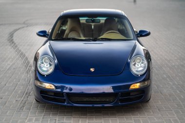 Porsche 911 otoparkta.