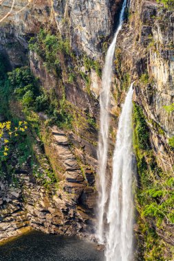 Güzel bir şelalesi olan Rocky Dağı.