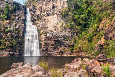 Güzel bir şelalesi olan Rocky Dağı.