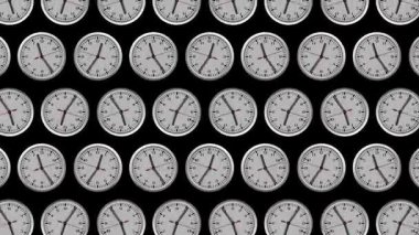 Çerçeve boyunca farklı zaman dilimlerinde farklı zamanları gösteren çok sayıda saat.